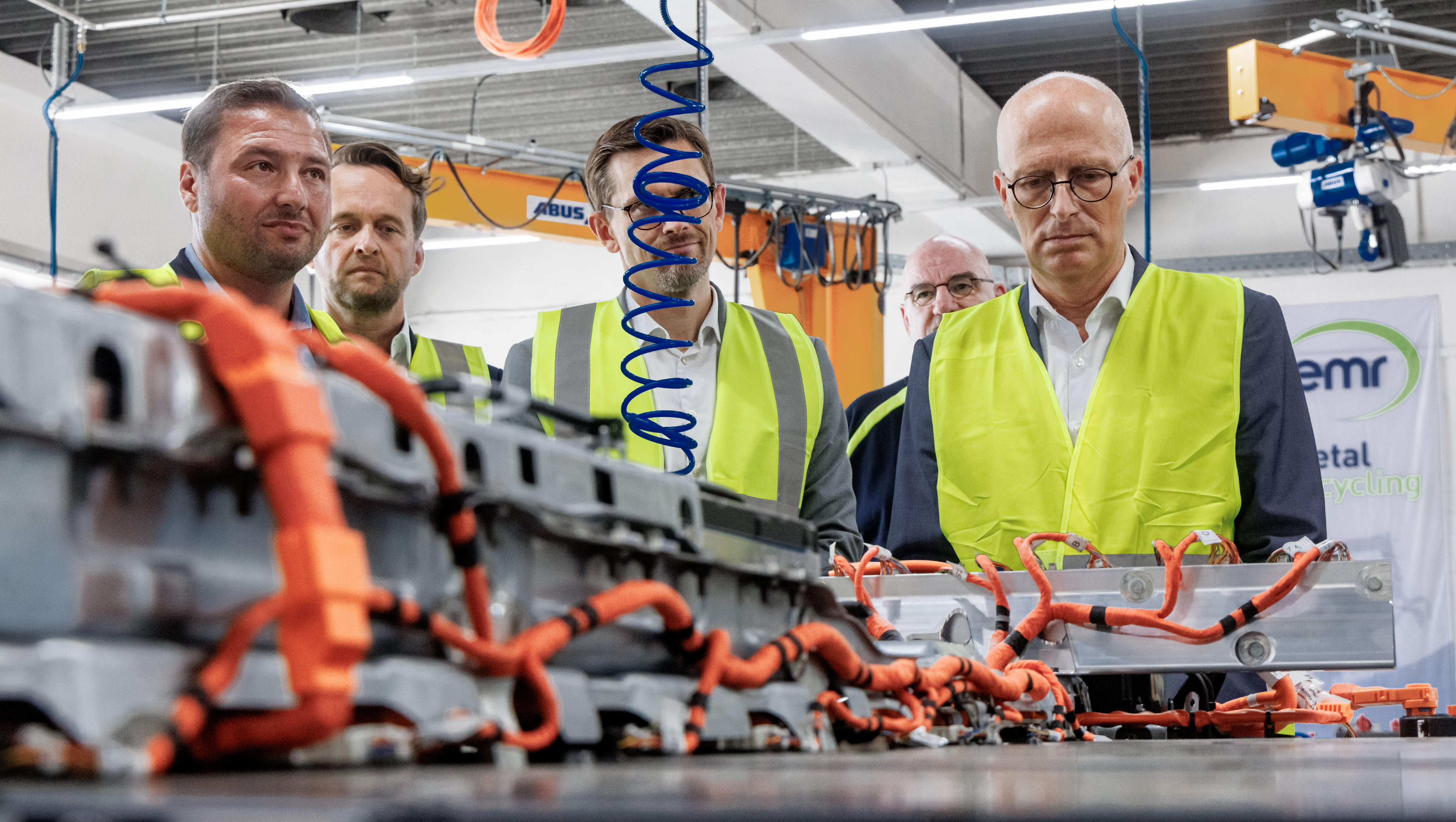 Recyclinganlage für E-Auto-Batterien in Hamburg nimmt Betrieb auf
