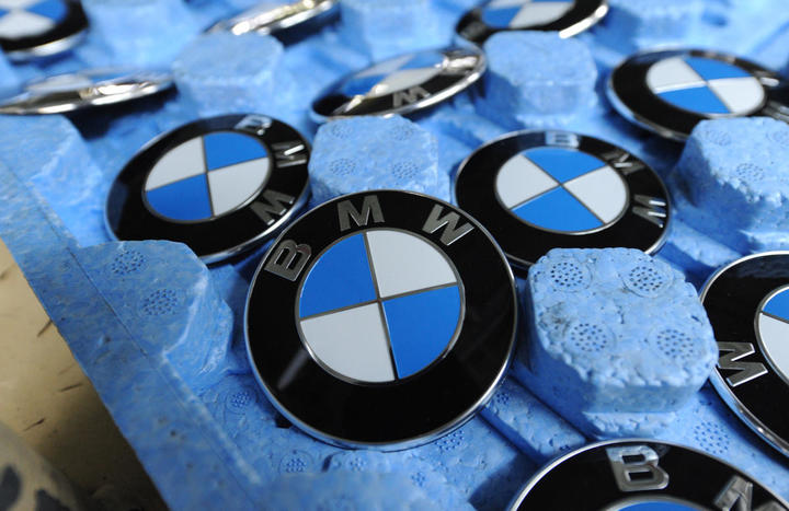 ARCHIV - BMW-Logos liegen am Dienstag (15.06.2010) im BMW-Werk Rosslyn im südafrikanischen Pretoria. In dem Werk werden ausschließlich viertürige BMW-3er gebaut, die von dort nach Nordamerika, Südostasien und in den pazifischen Raum exportiert werden. BMW
