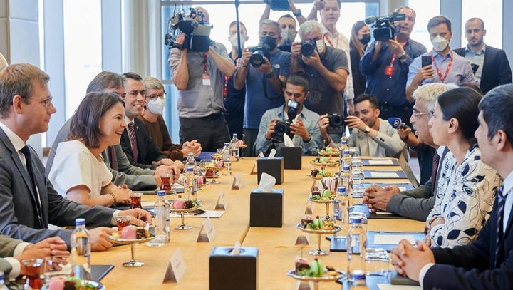 Türkei: Baerbock streitet mit Cavusoglu, spricht demonstrativ mit Opposition