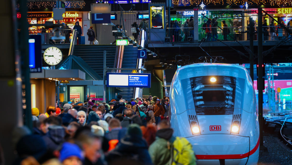 Dank Deutschlandticket: Mehr Menschen nutzen öffentliche Verkehrsmittel