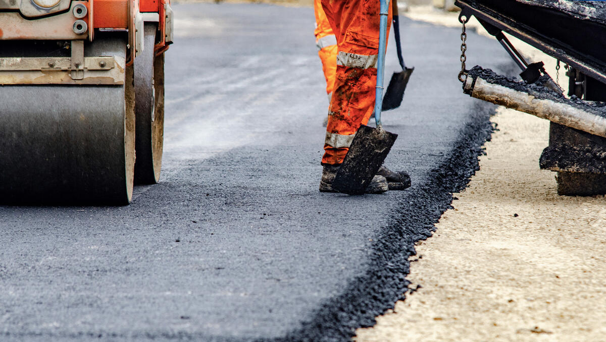 Bitumenpreis in Europa steigt: Iran-Krieg verteuert Straßenbau