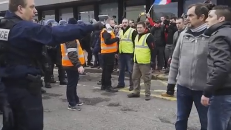 Polizei löst verbotene Pegida-Demo in Frankreich gewaltsam auf
