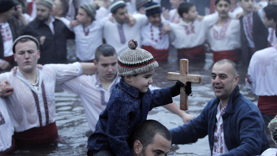 Bulgarien: Christen trotzen Corona-Regeln und feiern Epiphanias