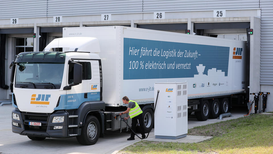 Verbrenner schon 2035 verboten: Wie die EU die LKW-Hersteller noch mehr unter Druck setzt