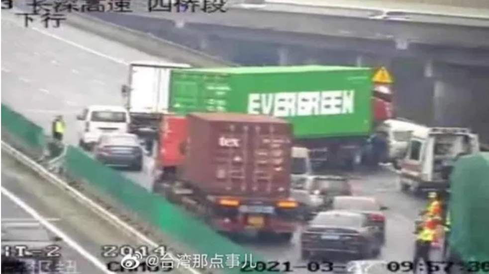 Wie im Suez-Kanal: Evergreen-Lkw blockierte Autobahn in China