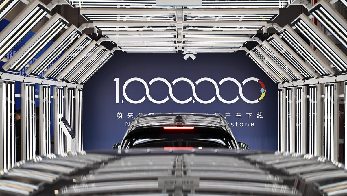Mit chinesischem Auto in die Mine gefahren: Der Wagen verband sich weiter mit China
