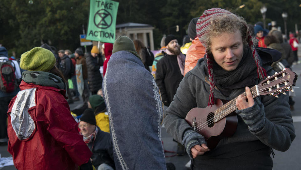 Klima-Aktivisten behindern den Berufsverkehr in Berlin