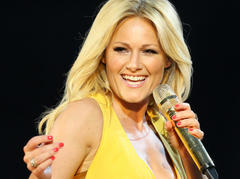 ARCHIV - 02.06.2015, Mecklenburg-Vorpommern, Rostock: Schlagerstar Helene Fischer startet ihre Stadiontournee 