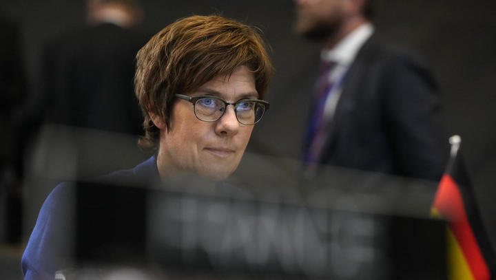 Verteidigungsministerin Kramp-Karrenbauer droht Russland mit nuklearem Erstschlag