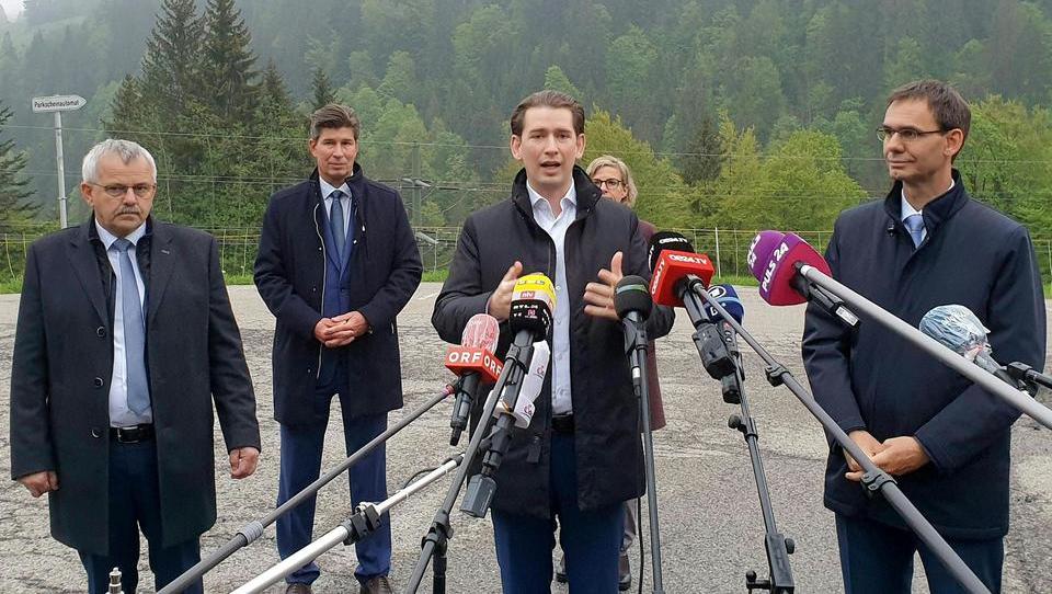 Verstöße gegen Mindestabstand: Österreichs Opposition stellt Anzeige gegen Kanzler Kurz