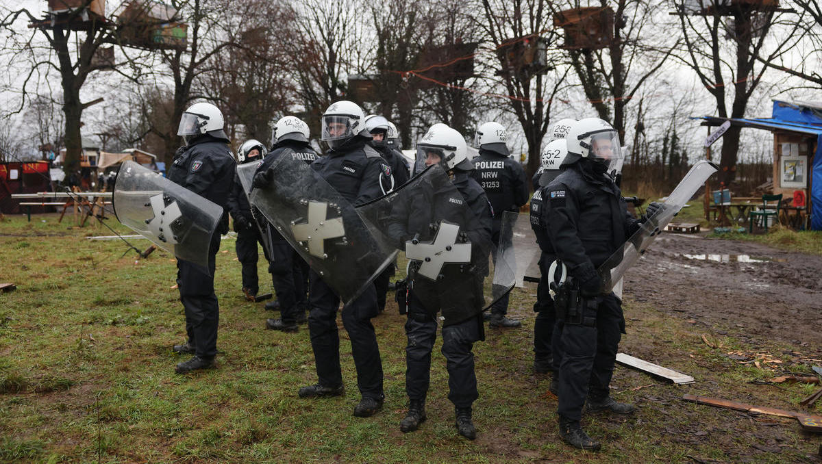 Klimaprotest: Polizisten rücken nach Lützerath vor