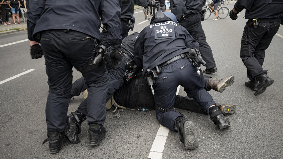 Nach Polizeigewalt bei Corona-Demo: Berlins Innensenator trifft UN-Berichterstatter