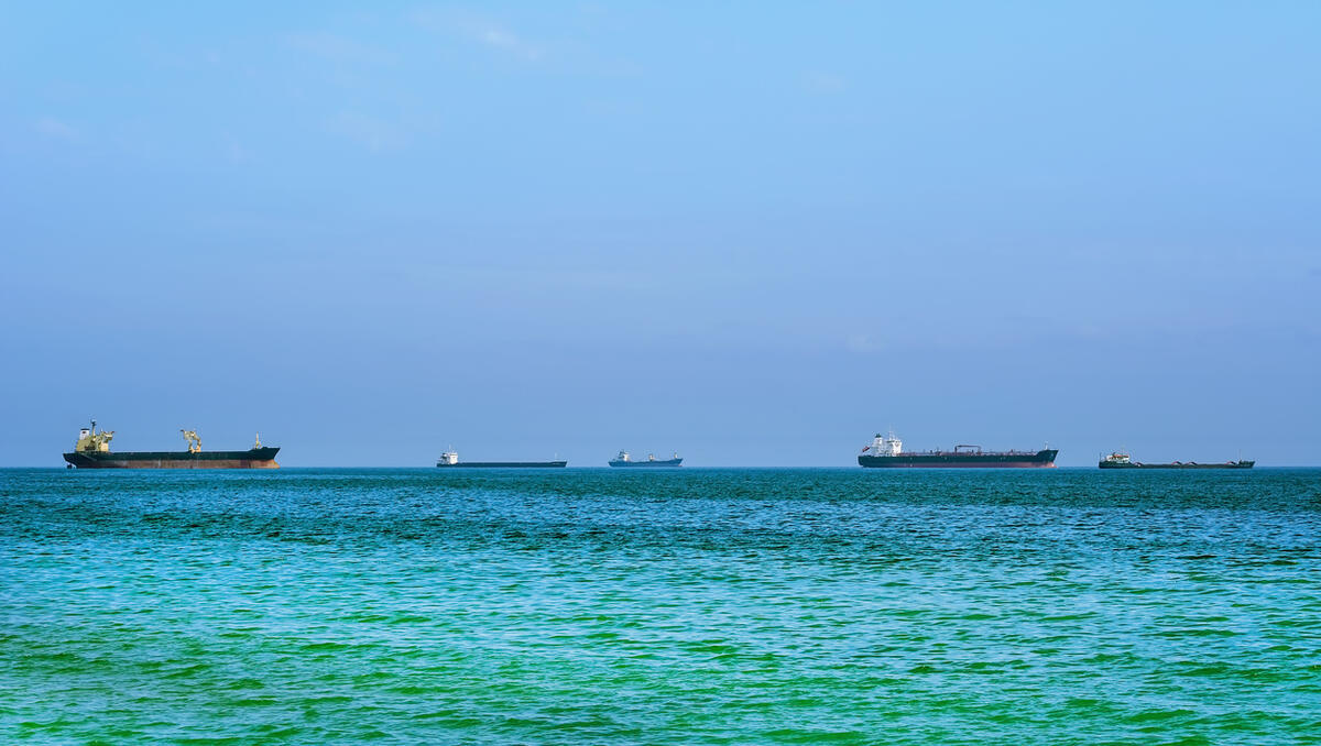 Straße von Hormus bleibt blockiert: 40.000 Seeleute ohne Ausweg