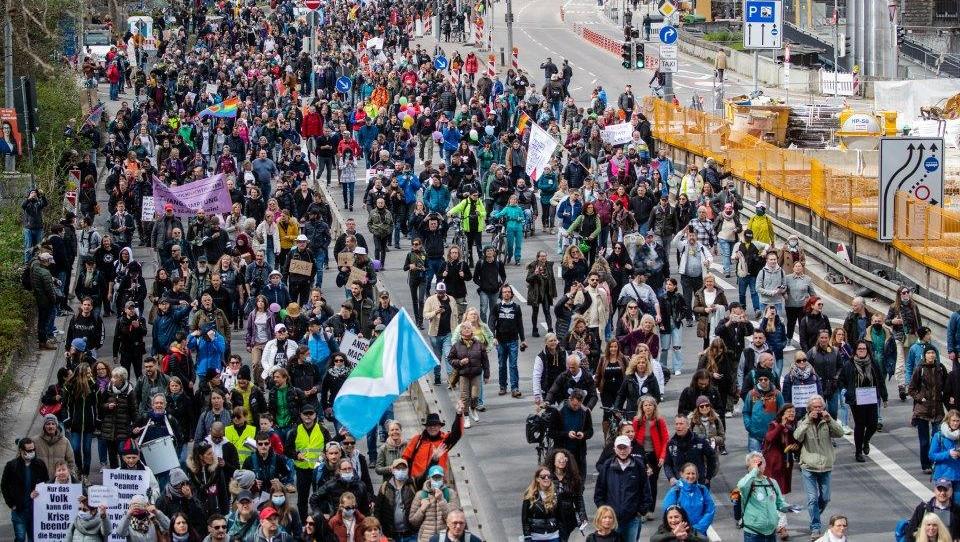 Protest gegen Corona-Regeln in Stuttgart: Nachrichtenagentur berichtet von Volksfeststimmung