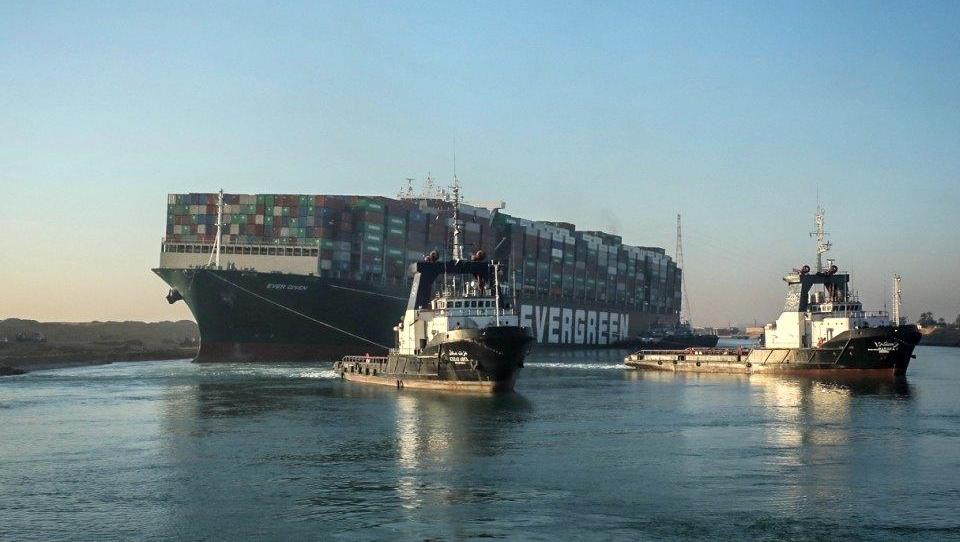 Keine Entwarnung: Bug des Containerschiffs im Suezkanal steckt weiter fest
