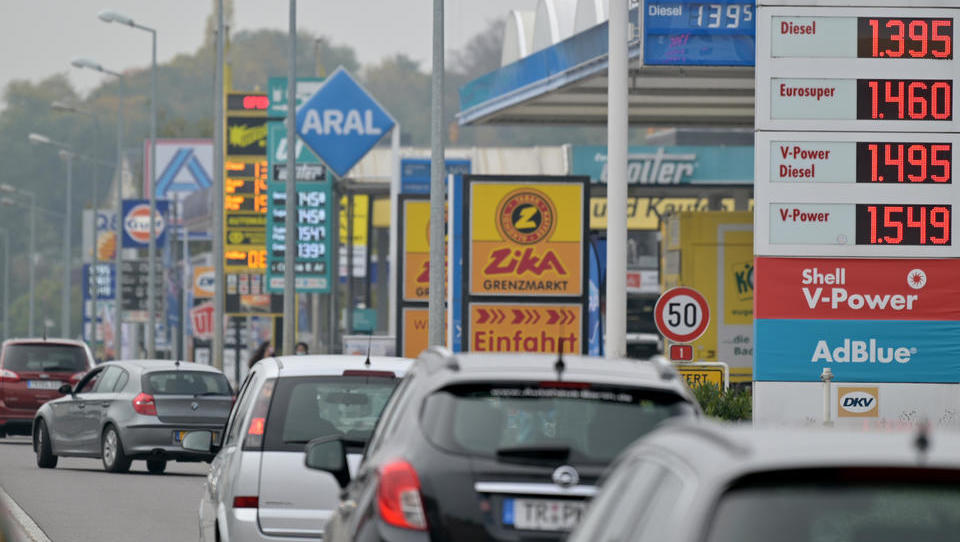 Zum Tanken ins Ausland: Spritpreis treibt Autofahrer über die Grenze