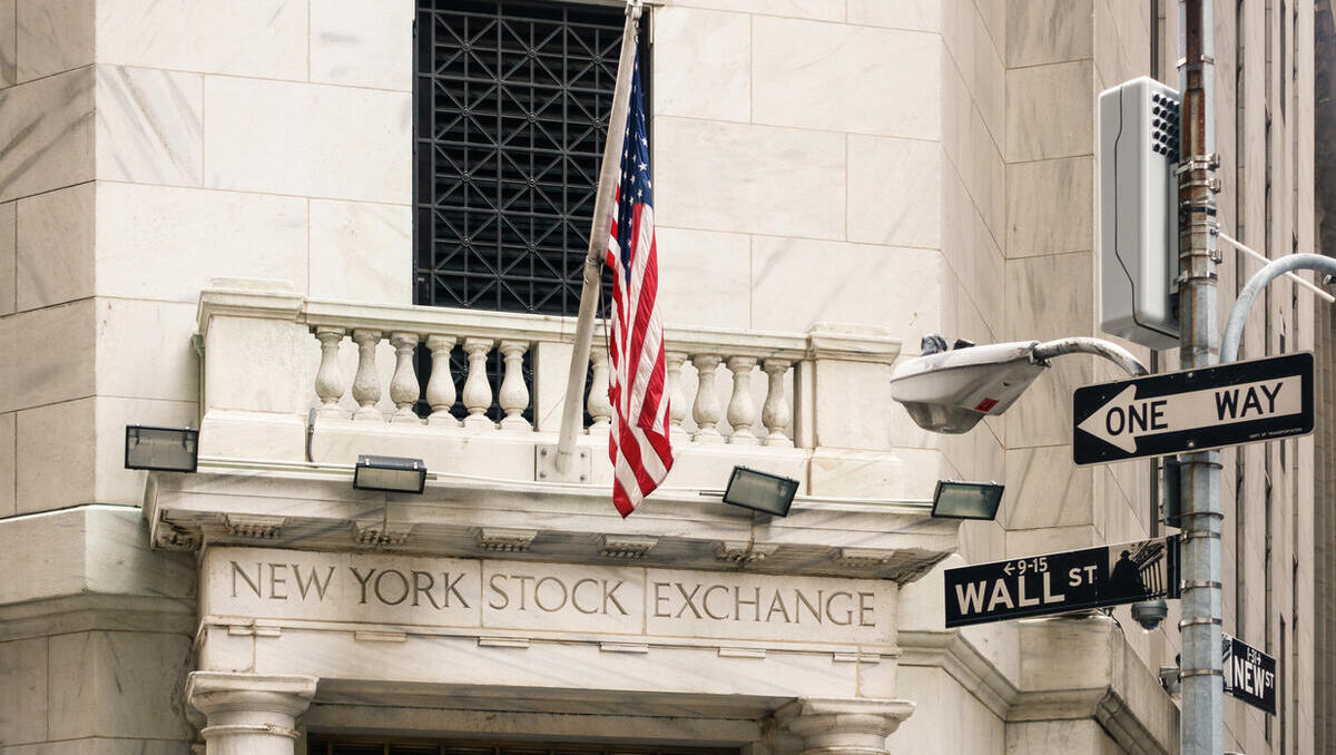 US-Börsen zwischen Stabilität und Risiko: Ruhige Märkte trotz wachsender Unsicherheiten