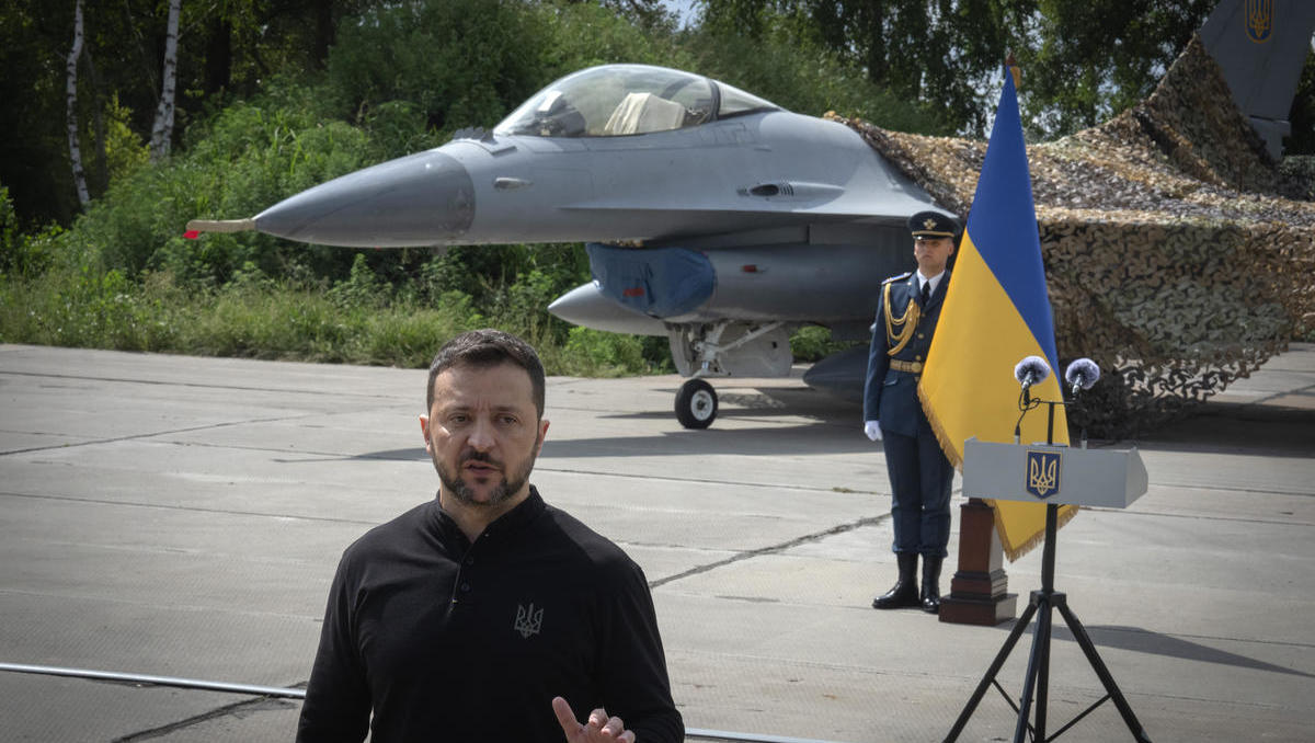 Ukraine feiert Ankunft der F-16: Ein neuer Wendepunkt im Konflikt