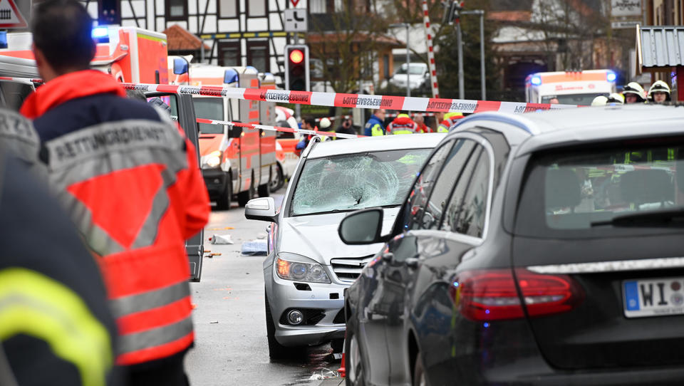 Wahrscheinlich Anschlag: Auto fährt in Nordhessen in Karnevalsumzug, zahlreiche Verletzte
