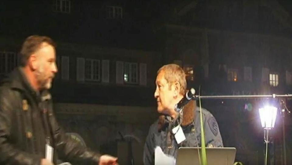 Hass-Prediger Akif Pirincci zerstört die Pegida in Dresden
