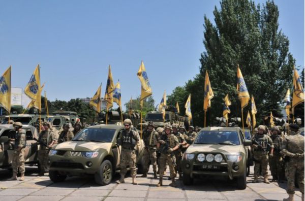Rechter Sektor in der Ukraine präsentiert brandneue Fahrzeuge