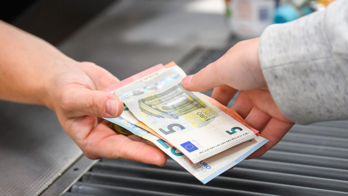 Neue EU-Regeln: Mehr Bargeld im Supermarkt und besserer Schutz vor Online-Betrug