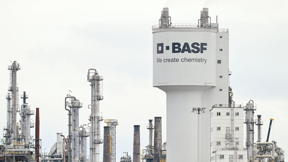 BASF-Aktie höher: BASF verkauft Lack-Sparte an US-Finanzinvestor Carlyle