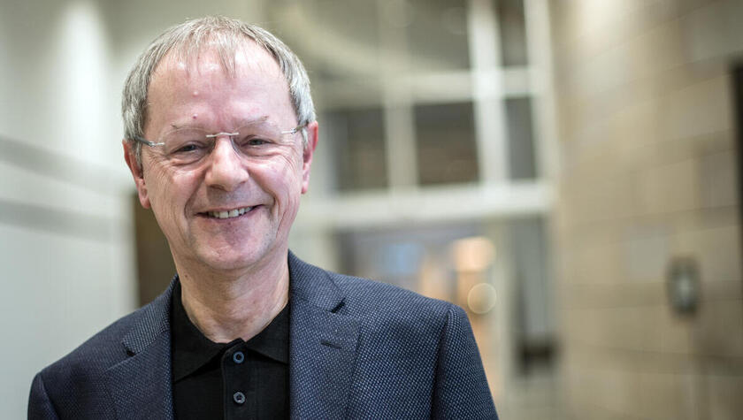 Der Bundespräsidenten-Kandidat und Kölner Armutsforscher Christoph Butterwegge steht am 07.02.2017 in Düsseldorf (Nordrhein-Westfalen) im Landtag. Die Linken NRW stellen den Butterwegge als Bundespräsidenten-Kandidaten vor. Foto: Federico Gambarini/dpa ++