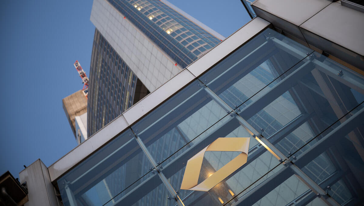 Commerzbank-Aktie aktuell: Rekordgewinn und weiterer Stellenabbau gegen Unicredit