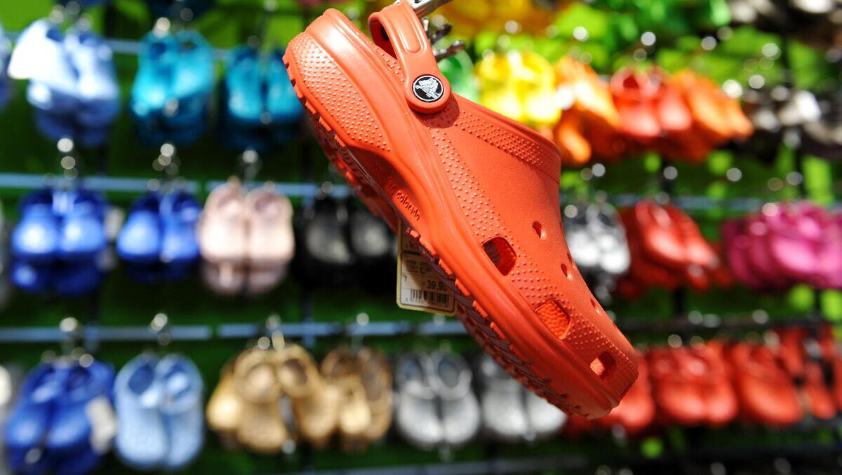 Crocs-Aktie stürzt ab trotz solider Quartalszahlen: Was wirklich hinter dem Kursrutsch steckt