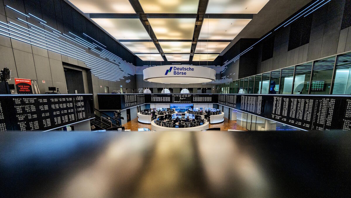 DAX-Kurs aktuell deutlich im Plus: Waffenruhe im Iran-Konflikt beflügelt Aktienmärkte
