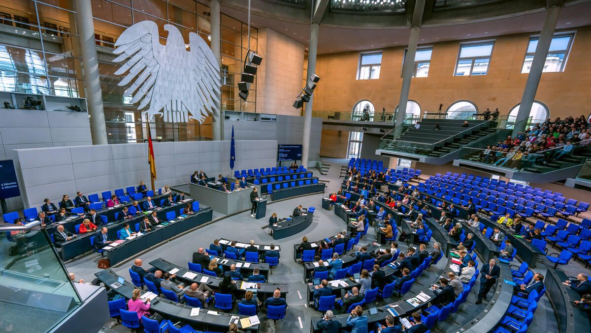 Koalition sucht richtigen Zeitpunkt: Bundestag diskutiert Verzicht auf Diätenerhöhung