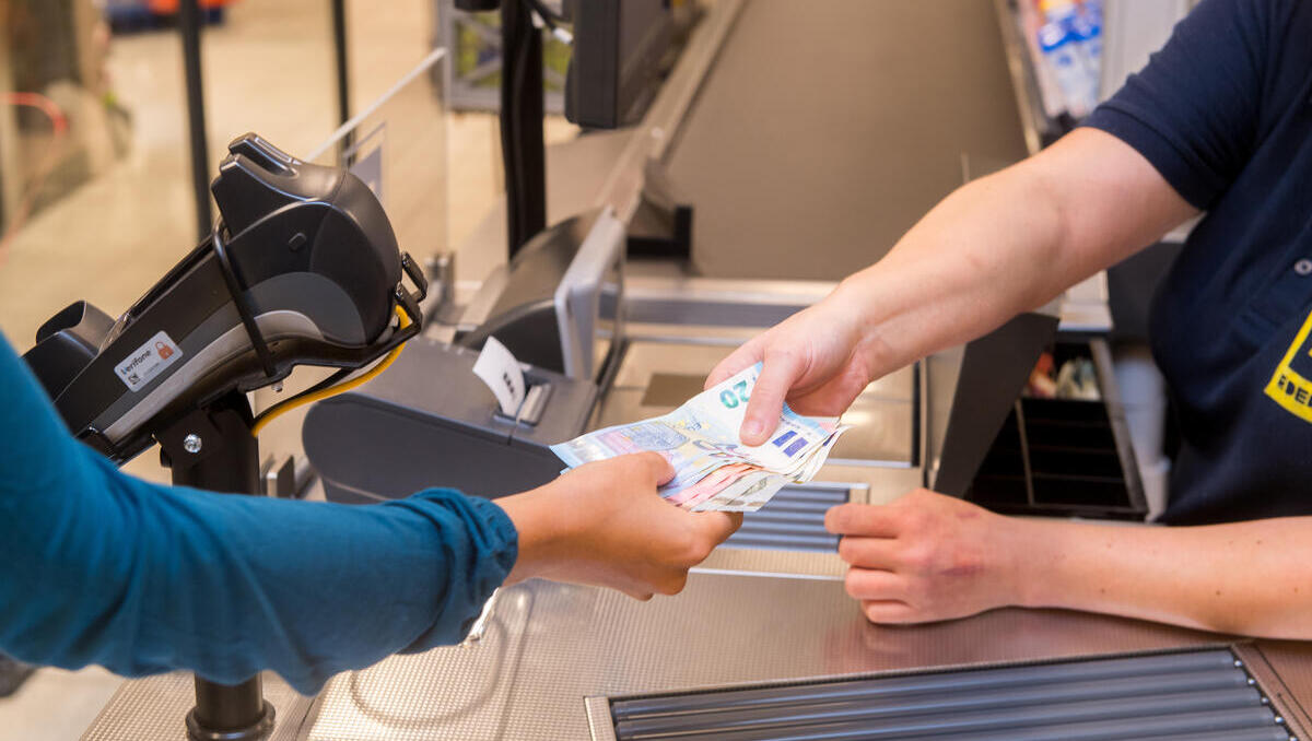 Kartenzahlung statt Bargeld? Hinweis bei Edeka-Markt entfacht hitzige Netz-Debatte