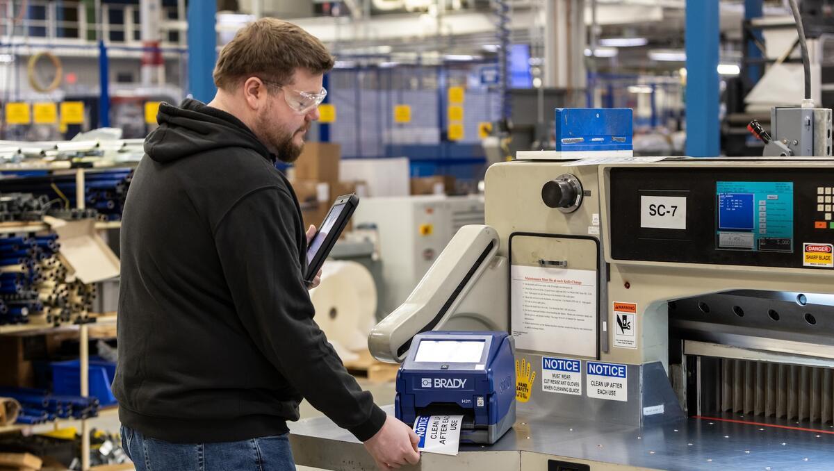 Brady macht Schluss mit Kabeln im Industrie-Etikettendruck