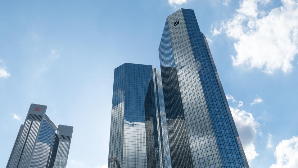 Deutschen Geldinstitute wollen durch Fusionen europäische Bankenriesen schaffen 