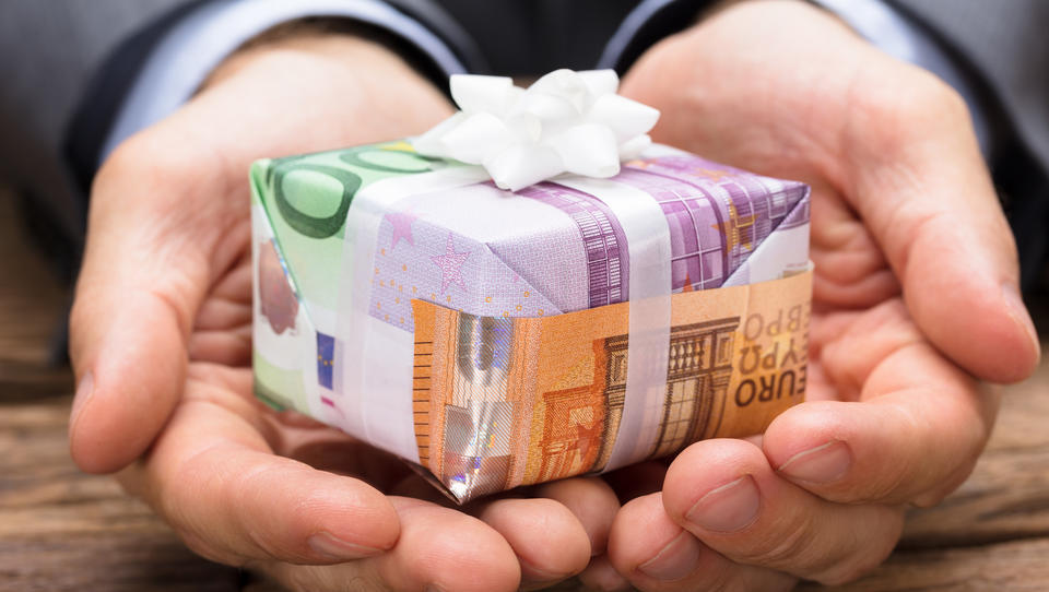 Geschenkt: 1200 Euro Grundeinkommen im Monat