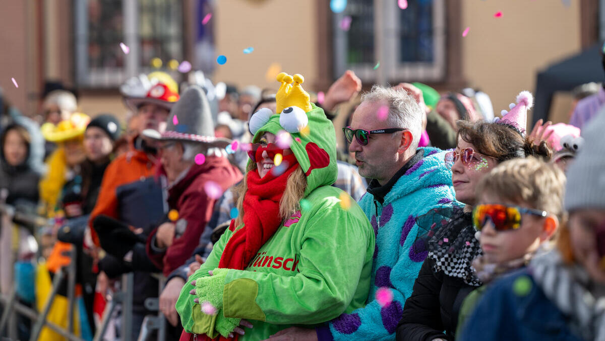 Gedränge, Kamelle, Vandalismus: Welche Versicherung bei Karnevalsschäden zahlt