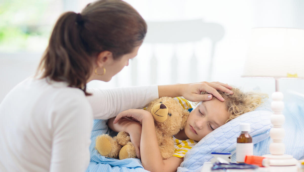 Krankes Kind: Wie lange dürfen Eltern bei der Arbeit fehlen und wann gibt es Kinderkrankengeld?