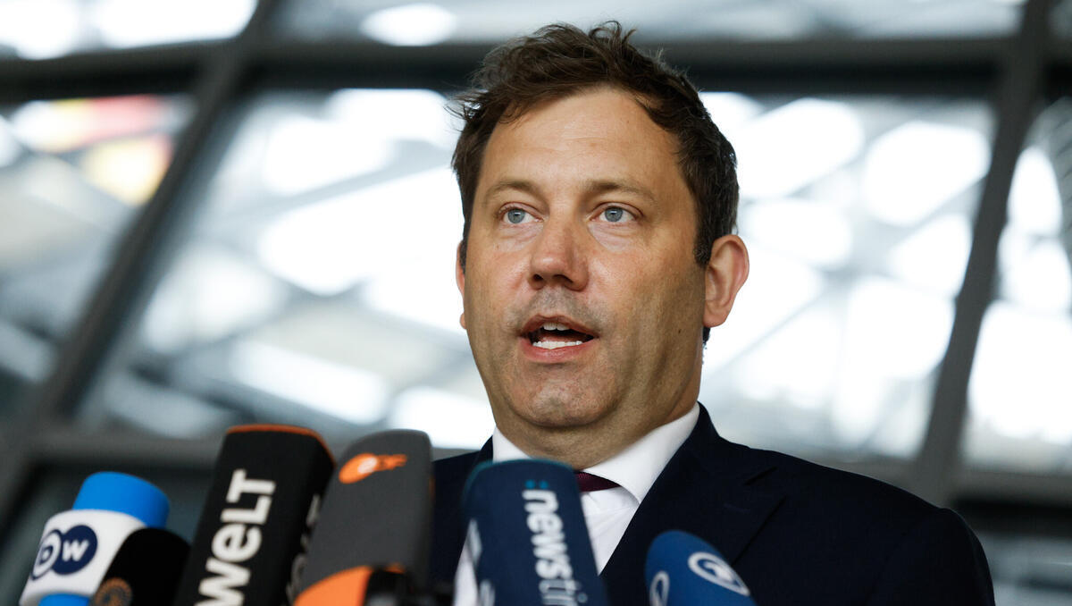 Klingbeil fordert Reformen: Bürgergeld, Steuern, Investorenfonds