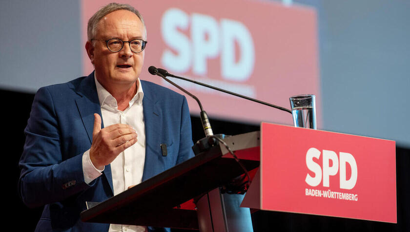 Beim Landesparteitag der SPD Baden-Württemberg spricht Andreas Stoch, Landesvorsitzender der SPD Baden-Württemberg, in der Donauhalle. (zu dpa: «Das sind die Spitzenkandidaten der Parteien zur Landtagswahl») +++ dpa-Bildfunk +++