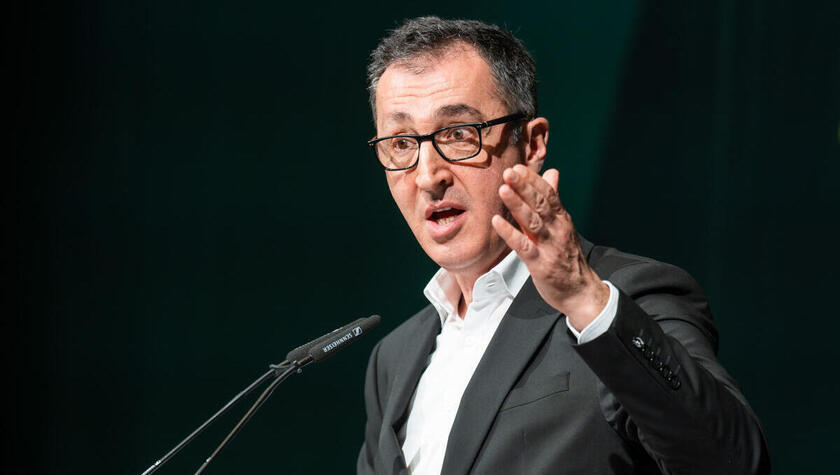 Cem Özdemir, (Bündnis 90/Die Grünen), Spitzenkandidat für die Landtagswahl in Baden-Württemberg 2026, spricht beim Politischen Aschermittwoch von Bündnis90/Die Grünen in der Stadthalle Biberach. +++ dpa-Bildfunk +++