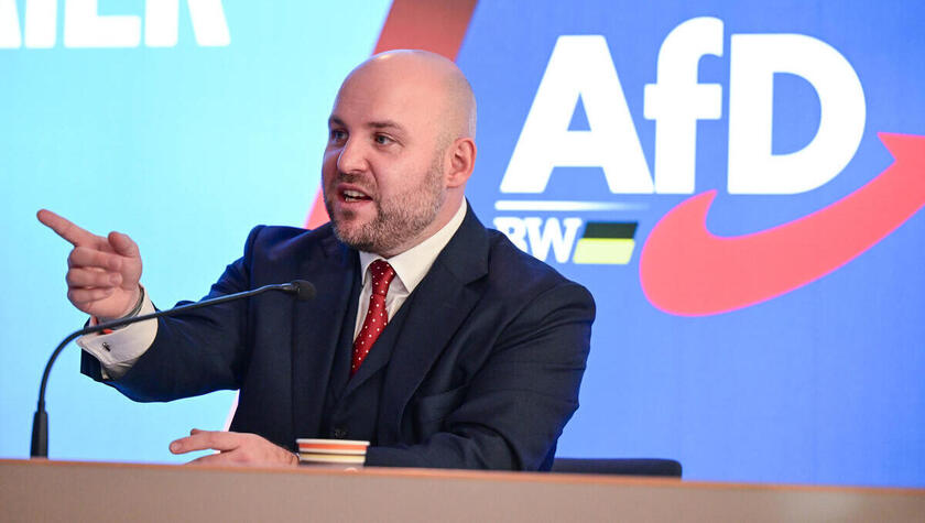 Markus Frohnmaier, der Spitzenkandidat der AfD für die Landtagswahl in Baden-Württemberg 2026, spricht beim Landesparteitag der AfD. Mehrere AfD-Bundestagsabgeordnete reisen erneut zur Kontaktpflege mit Präsident Donald Trumps Republikanern in die USA. (z