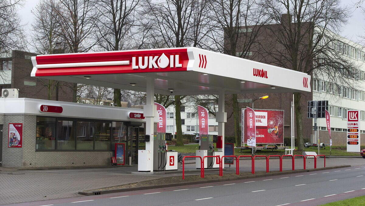 Sanktionen zeigen Wirkung: Lukoil veräußert seine Tankstellen an schwedischen Öl-Milliardär
