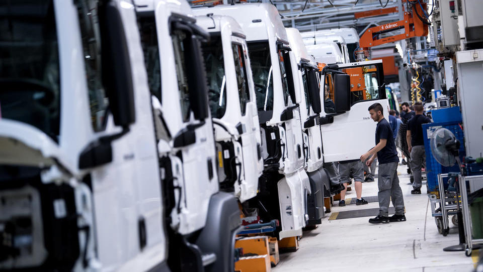 Lkw-Bauer MAN und Scania schicken 29.000 Mitarbeiter nach Hause