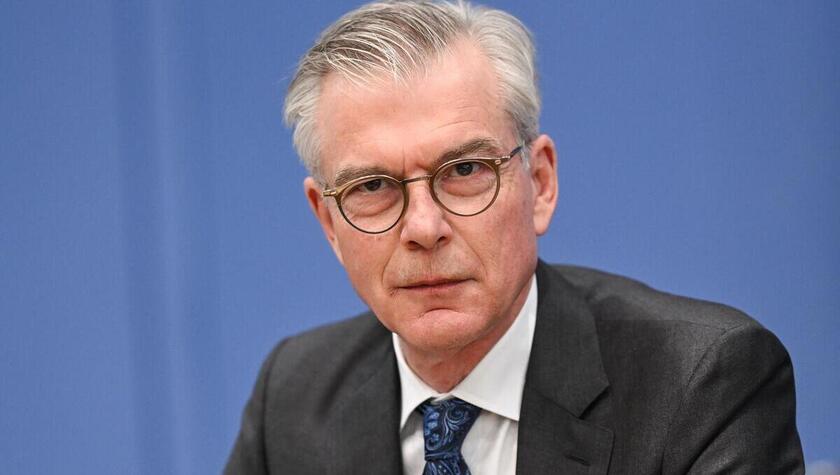 Martin Werding spricht bei der Vorstellung des Jahresgutachtens 2025/26 des Sachverständigenrates, der sogenannten Wirtschaftsweisen zur Begutachtung der gesamtwirtschaftlichen Entwicklung. (zu dpa: «Rentenpläne ungerecht für die Jungen? Es gibt Widerspru