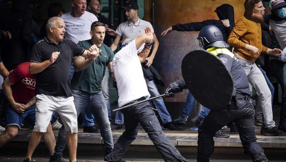 Anti-Corona-Demo: Schwere Unruhen in Den Haag, 400 Festnahmen
