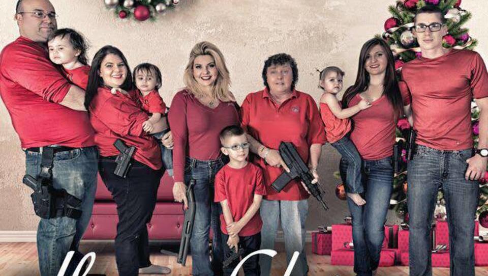 US-Politikerin posiert für Weihnachtskarte mit bewaffneter Familie
