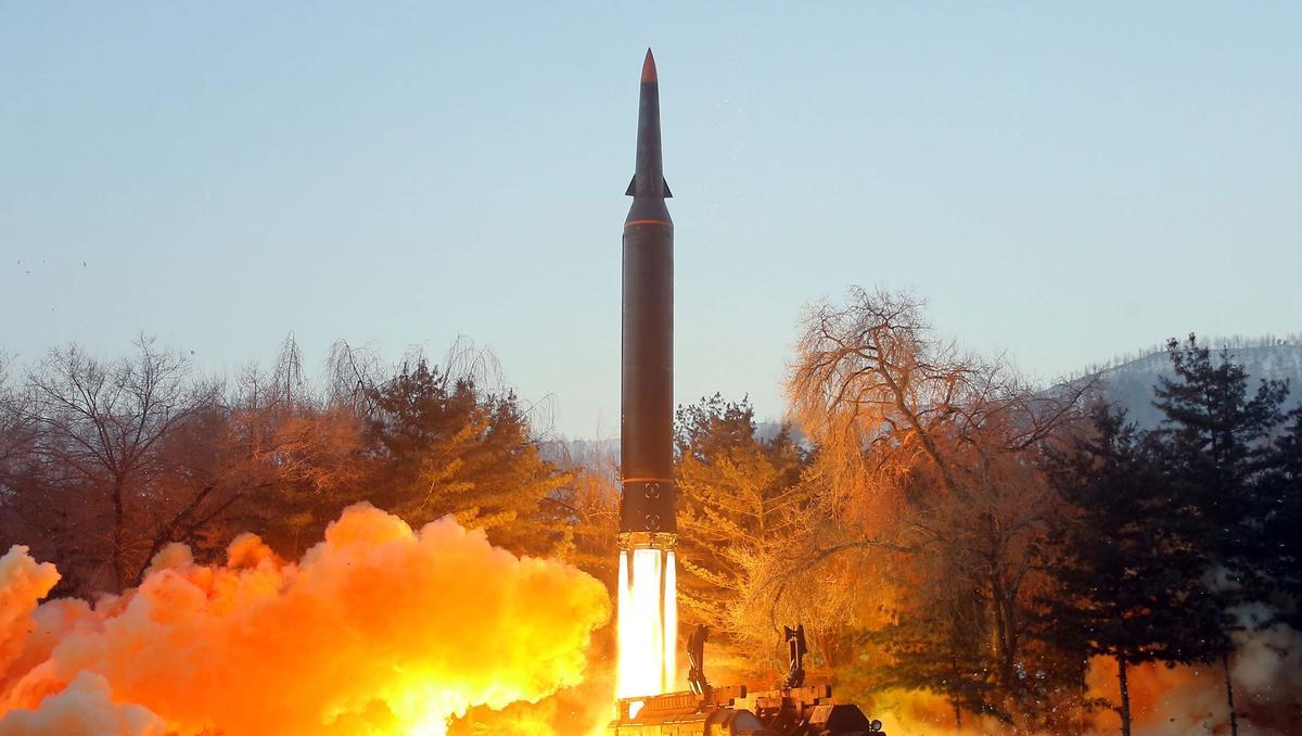 Nordkorea feuert drei atomwaffenfähige Raketen ab