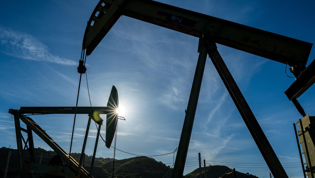 Ölpreis aktuell: Hoher Ölpreis stärkt Russlands Kriegskasse – Brent und WTI uneinheitlich