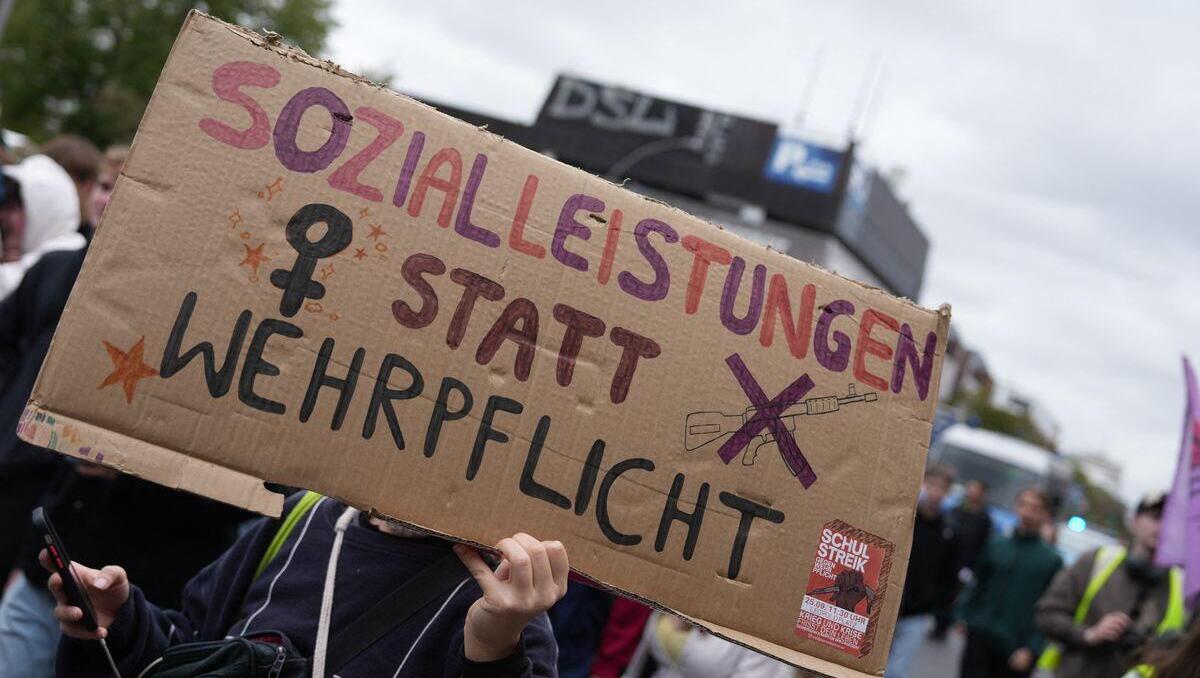 Protest gegen Dienstpflicht: Zehntausende Schüler gehen gegen drohende Wehrpflicht auf die Straße